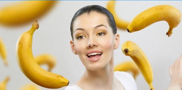 Tüdruk ja banaanid