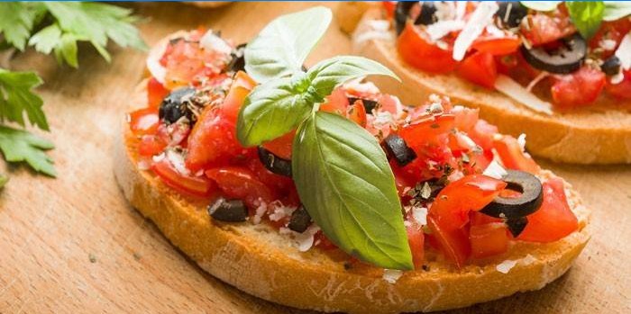 Itaalia võileivad tomatite, oliivide ja punega