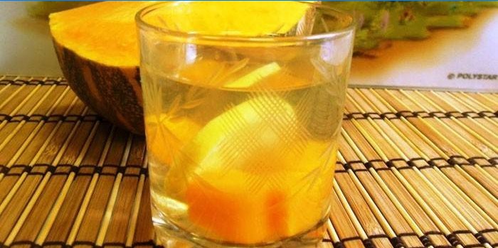 Hautatud puuviljad sidruniga klaasis