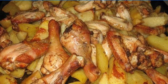 Kana jalad kartulitega ahjuplaadil