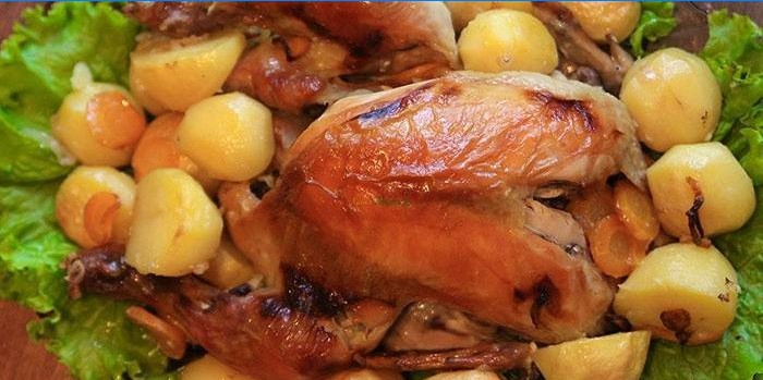Küpsetatud kana ahjus kartulitega
