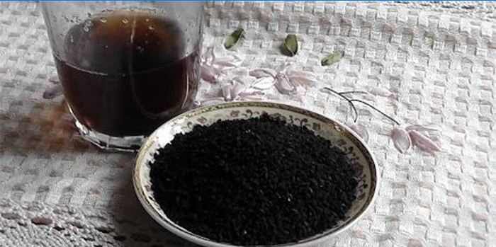 Infusiooniga tass ja taldrik musta köömne seemnetega