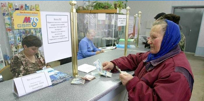 Naine saab postkontoris pensioni