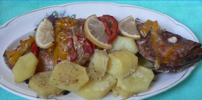 Küpsetatud ahven kartuli ja köögiviljadega