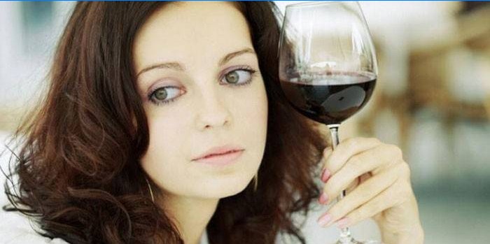 Tüdruk klaasi veini
