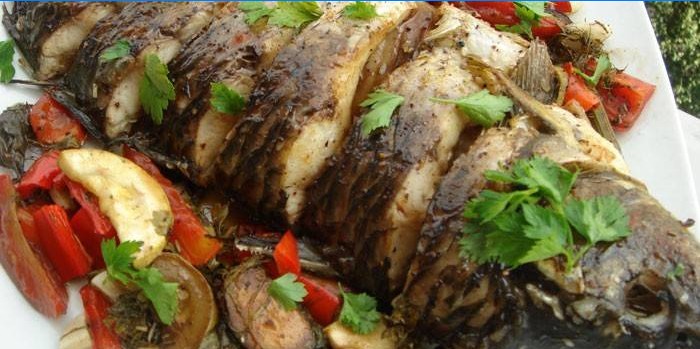 Küpsetatud kala köögiviljadega
