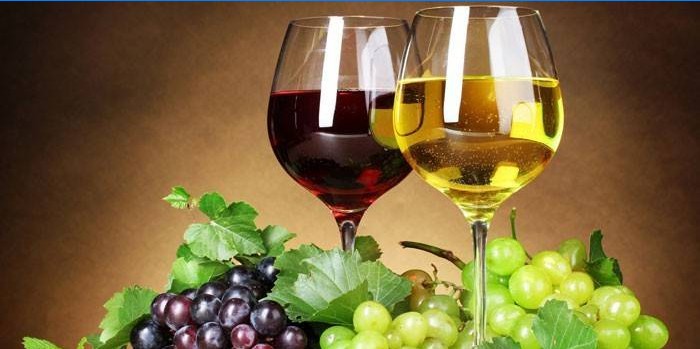 Klaas valget ja punast veini