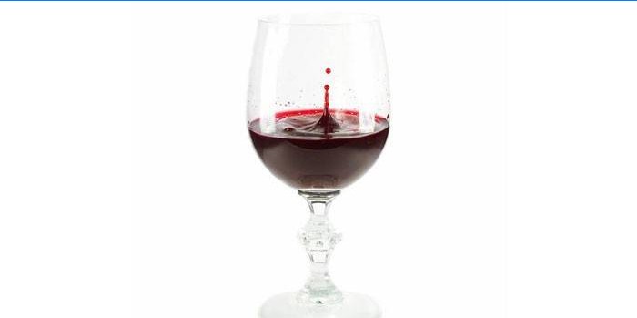 Punane vein klaasis