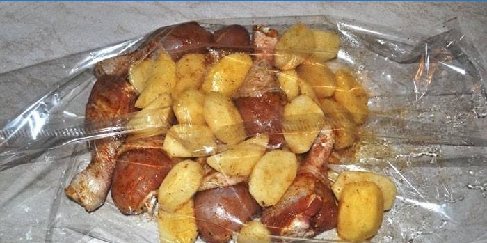 Marineeritud kanafilee kartulitega ahjuplaadis