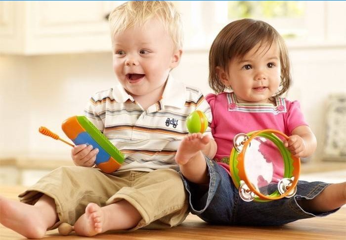 2-aastane poiss ja tüdruk mänguasjadega