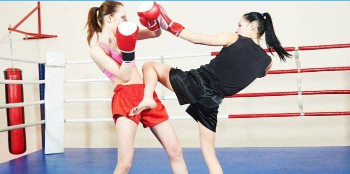 Naiste kickboxing sparring