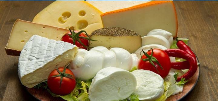 Erinevad juustu ja köögiviljade sordid taldrikul