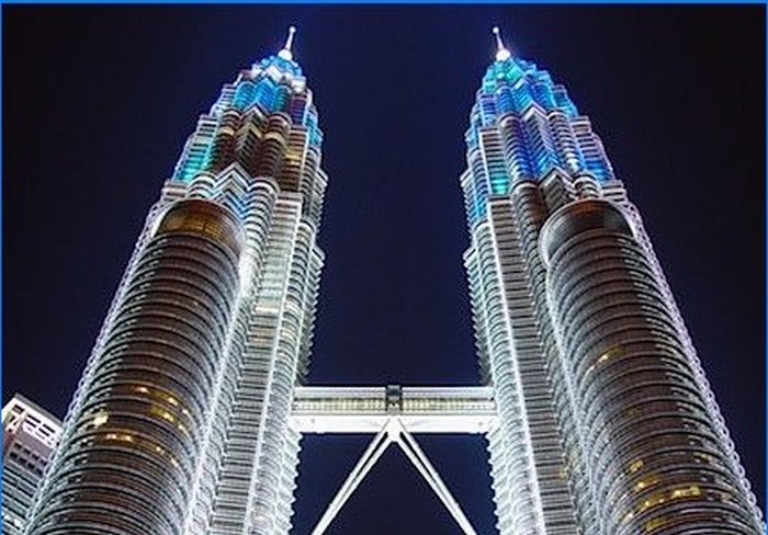 Petronase tornid