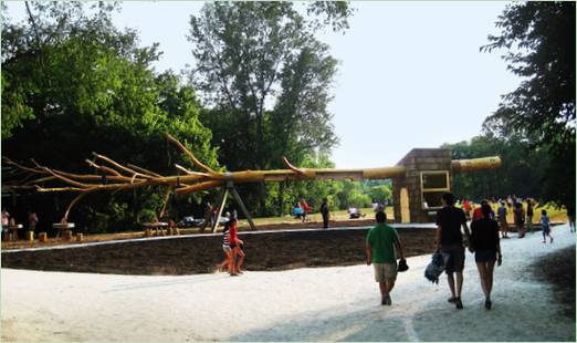Minipark, mis on tehtud langenud puust