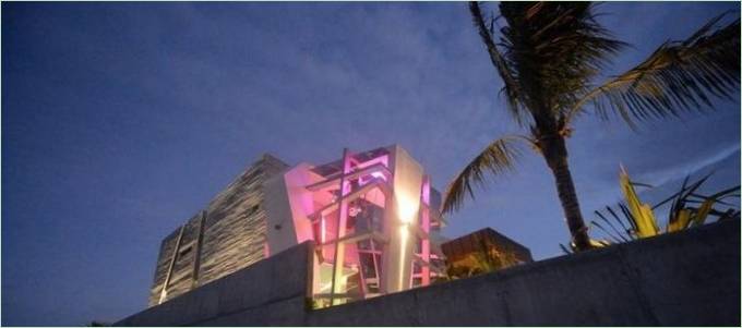 Hoone originaalne roosa valgustus öösel