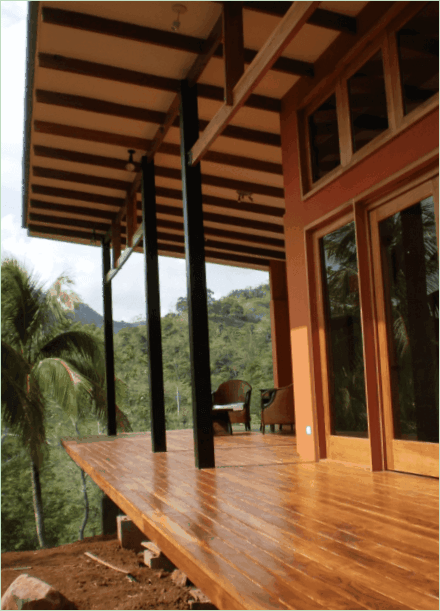 Maamaja terrassi kaunistamine - puitpõrand ja punutud mööbel